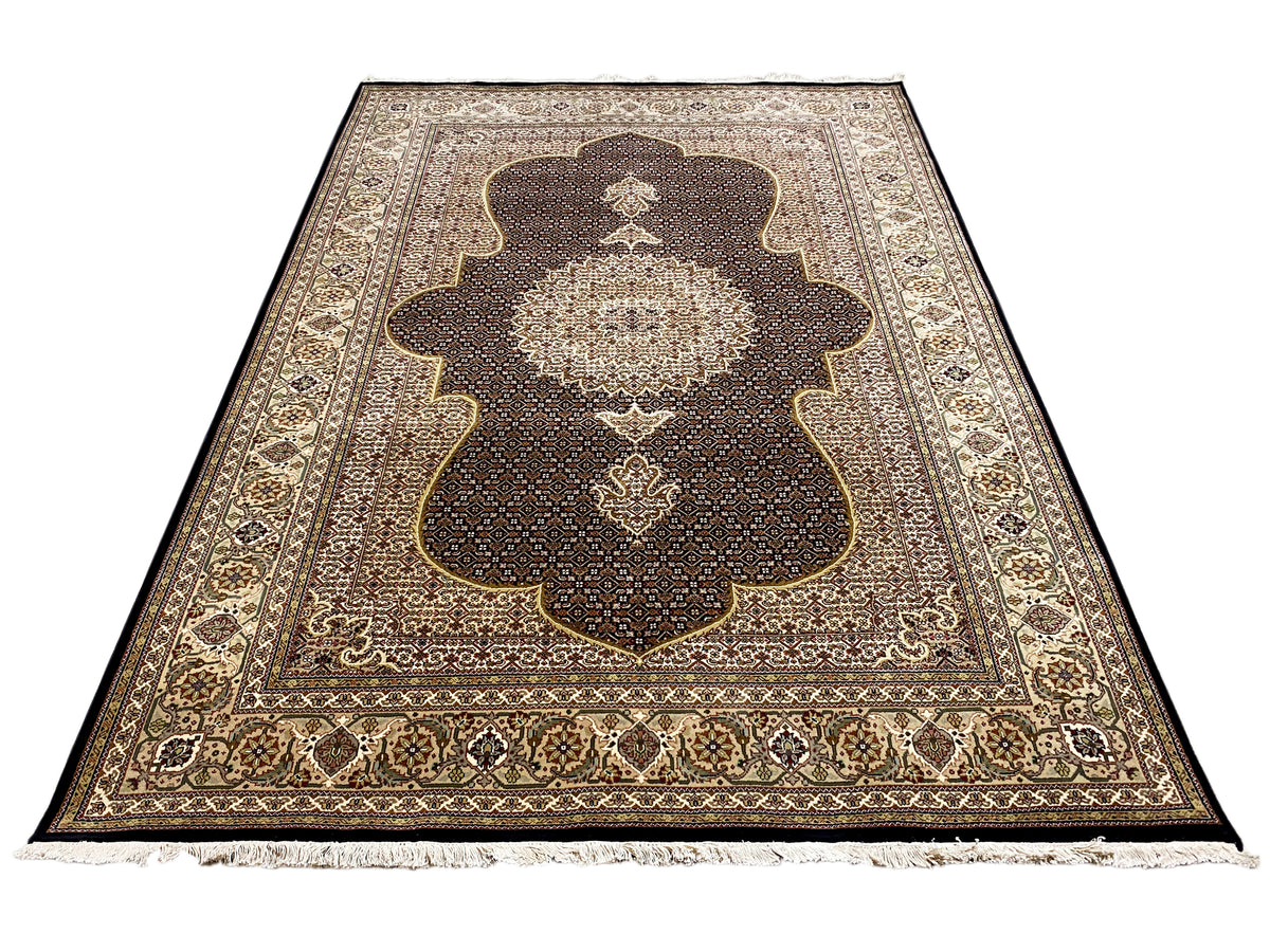 Indo Tabriz-Teppich: quadratisch wirkendes Design mit dunkelbrauner Grundfarbe und Randverzierung