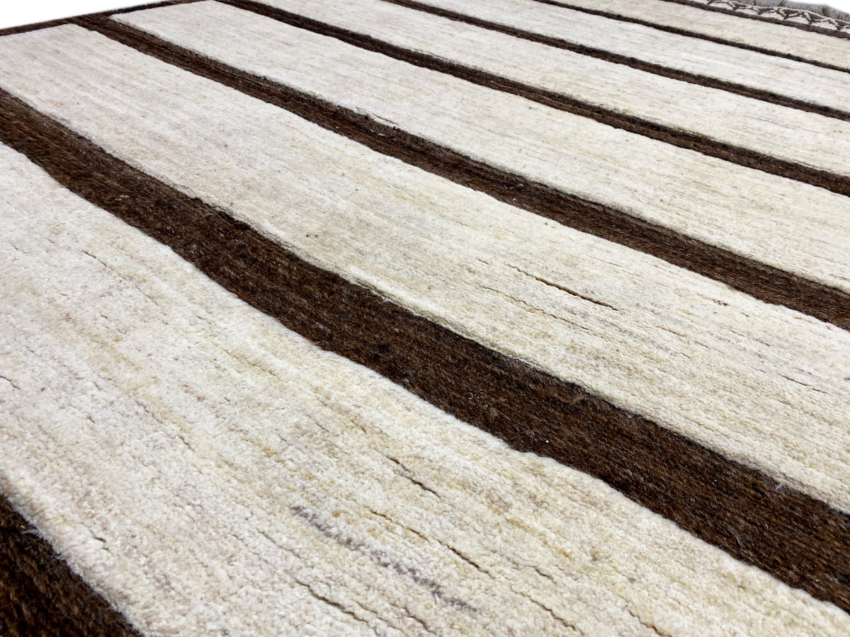 Nahaufnahme: horizontale Creme-Streifen mit dunkelbraunen Linien, gewebte Textur