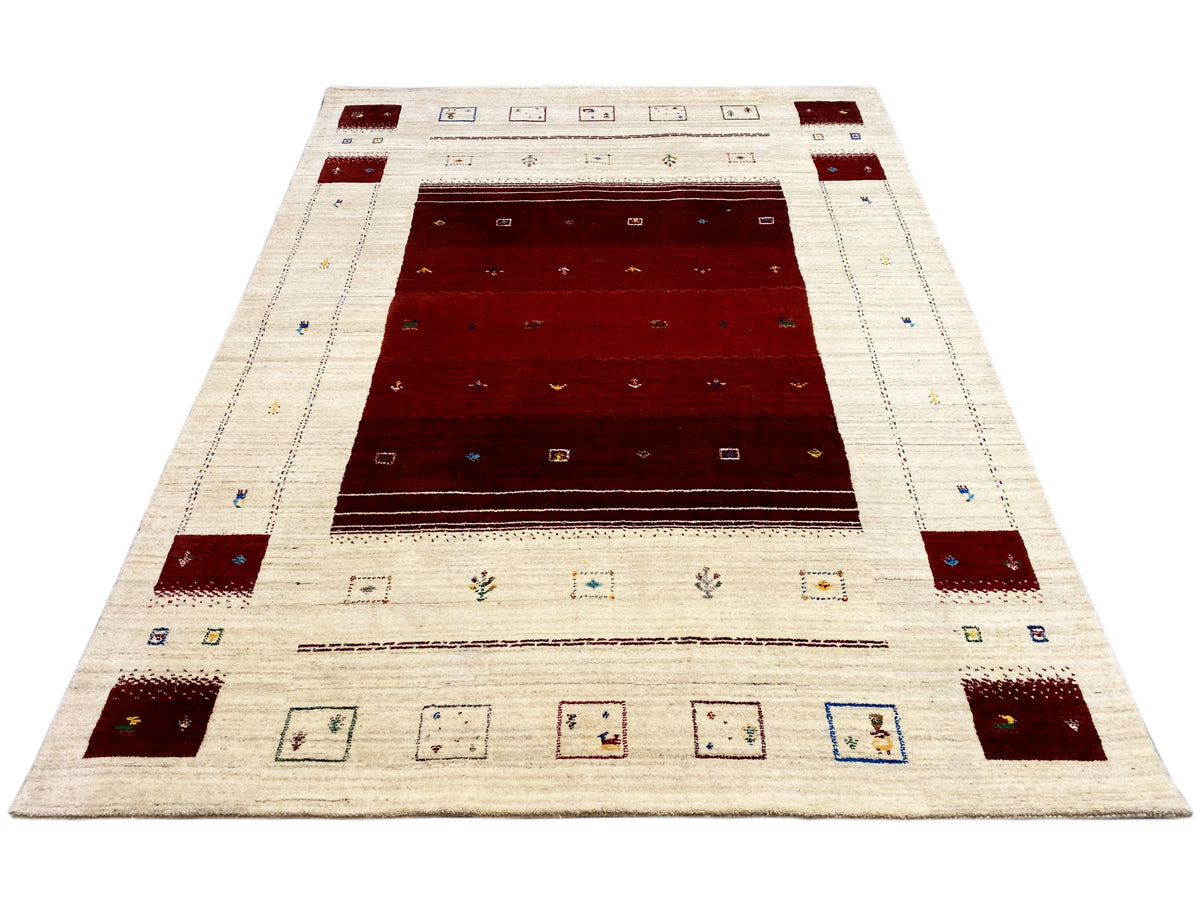 Loom Luri Teppich, cremefarbener Rand mit rotem Innenfeld und kleinen Musterquadraten