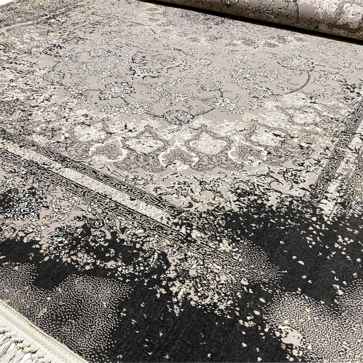 Detail view: Vintage rug in gray with an ornamental field and dark speckled border