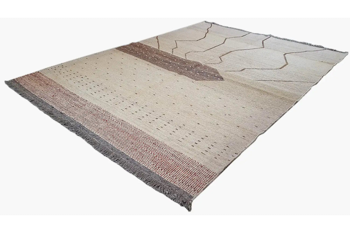 Beige kilim rug with a zigzag design in gray and brown, contrasting border and fringes