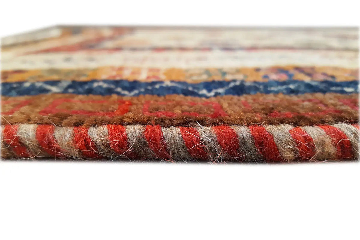 Oriental rug: multicolored selvedge with a short row of fringes, viewed from the side