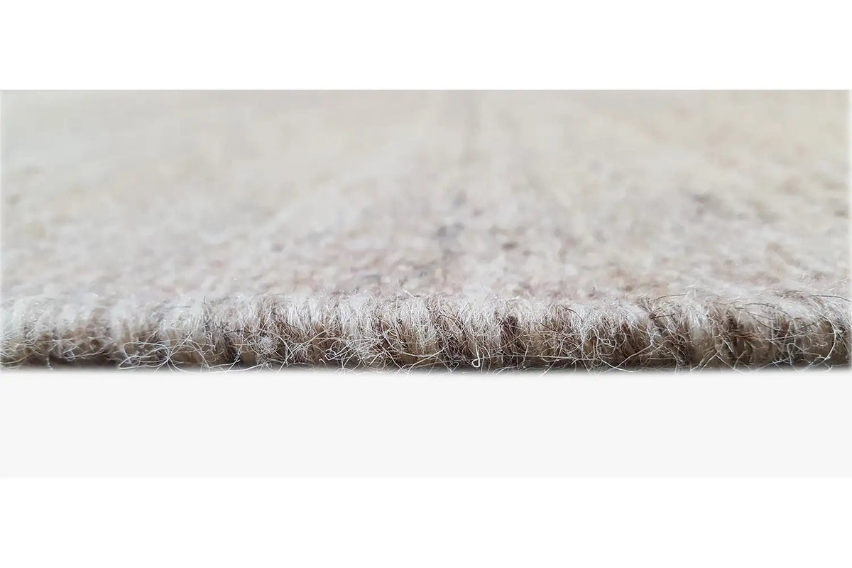 Qashqai kilim rug edge: close-up of the fringe and short fibers along the edge