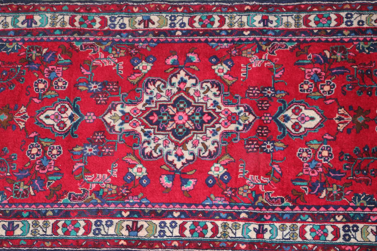 Hamadan runner: detailed view, red field with floral patterns and decorative border