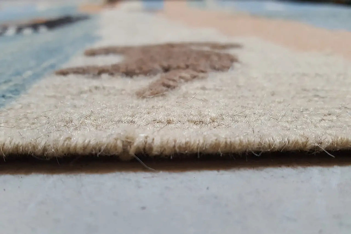 Kilim Qashqai rug: close-up of the woven edge with short fringes