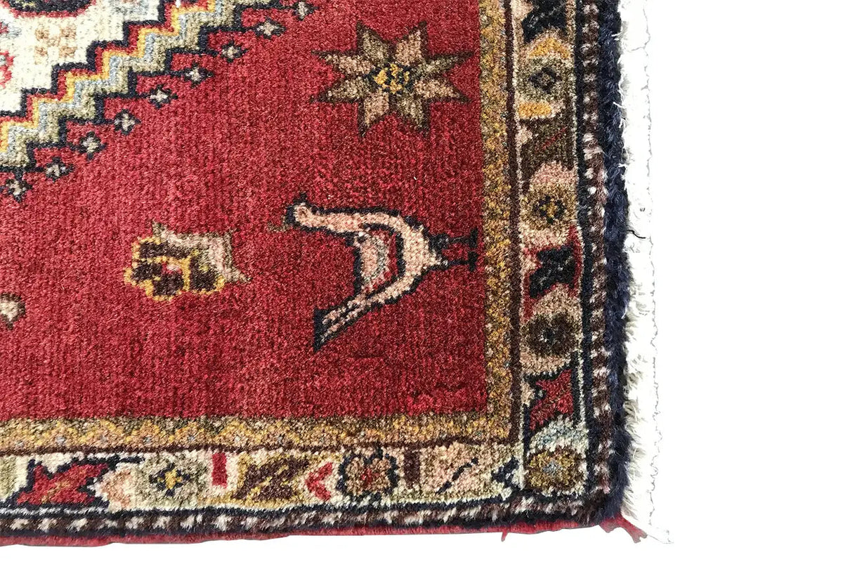 Poschti Qashqai rug, close-up: red border with trim and fringes