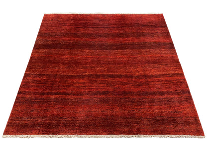 Roter Gabbeh-Teppich ausgebreitet, feine horizontale Streifenoptik, glatte Kanten