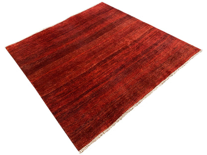 Roter Gabbeh-Teppich mit melierter Oberfläche, diagonale Ansicht, dünne Webkante