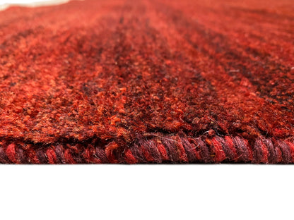 Roter Gabbeh-Teppich Nahansicht vom Flor, melierte Schlingen und gewebte Webkante