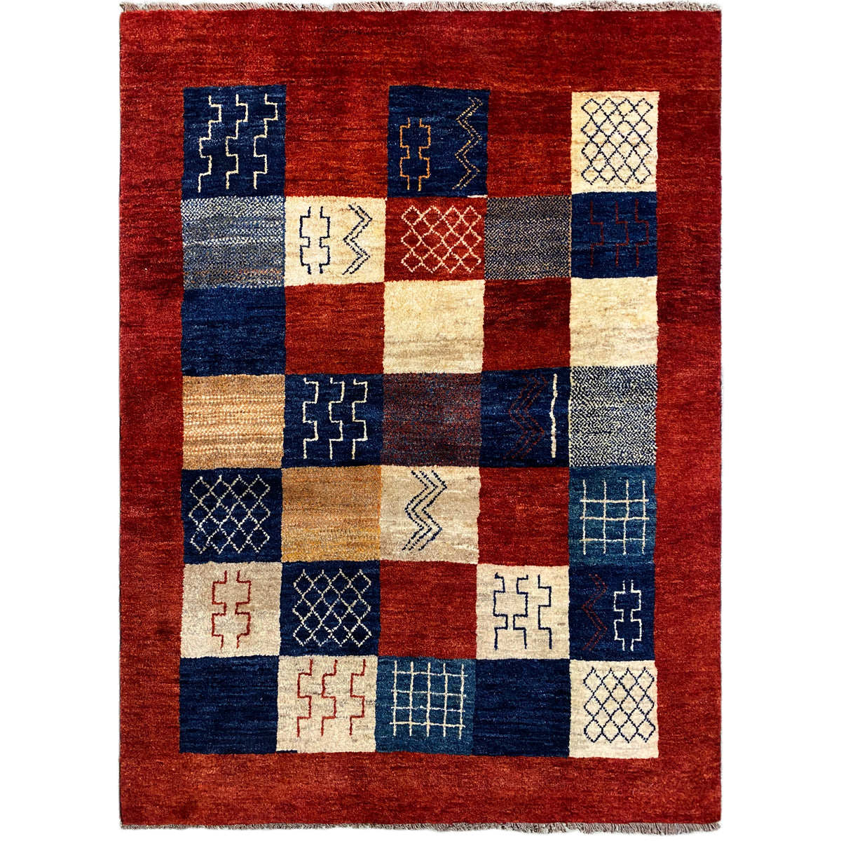 Gabbeh-Teppich (194x140 cm) mit rotem Fond, Patchwork-Muster in Blau und Creme