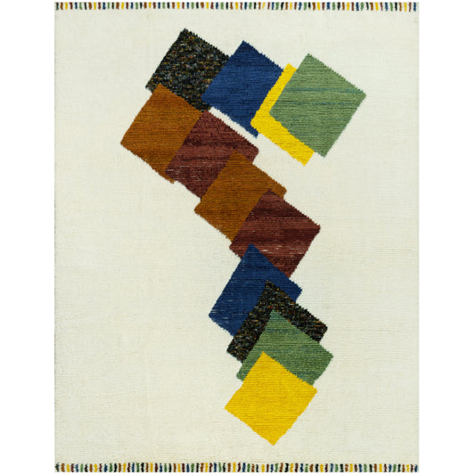Teppich mit abstraktem Viereck-Motiv in Blau, Grün, Gelb und Braun auf hellem Grund