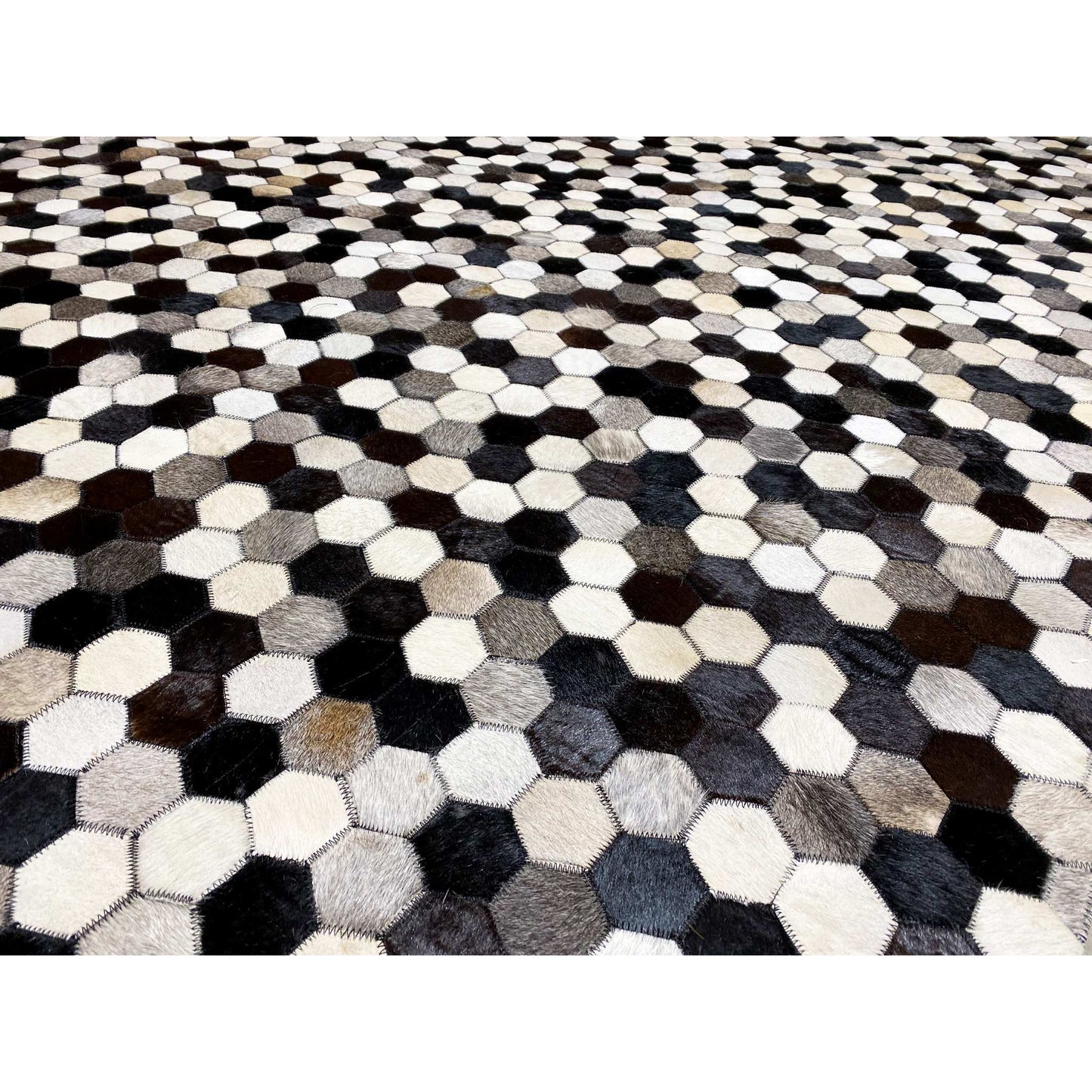 Hexagonaler Kalbsleder Teppich 243x156 cm - German Carpet Shop