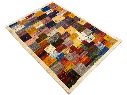 Gabbeh Luri-Teppich 145x105 cm diagonal drapiert mit bunten Blockfeldern