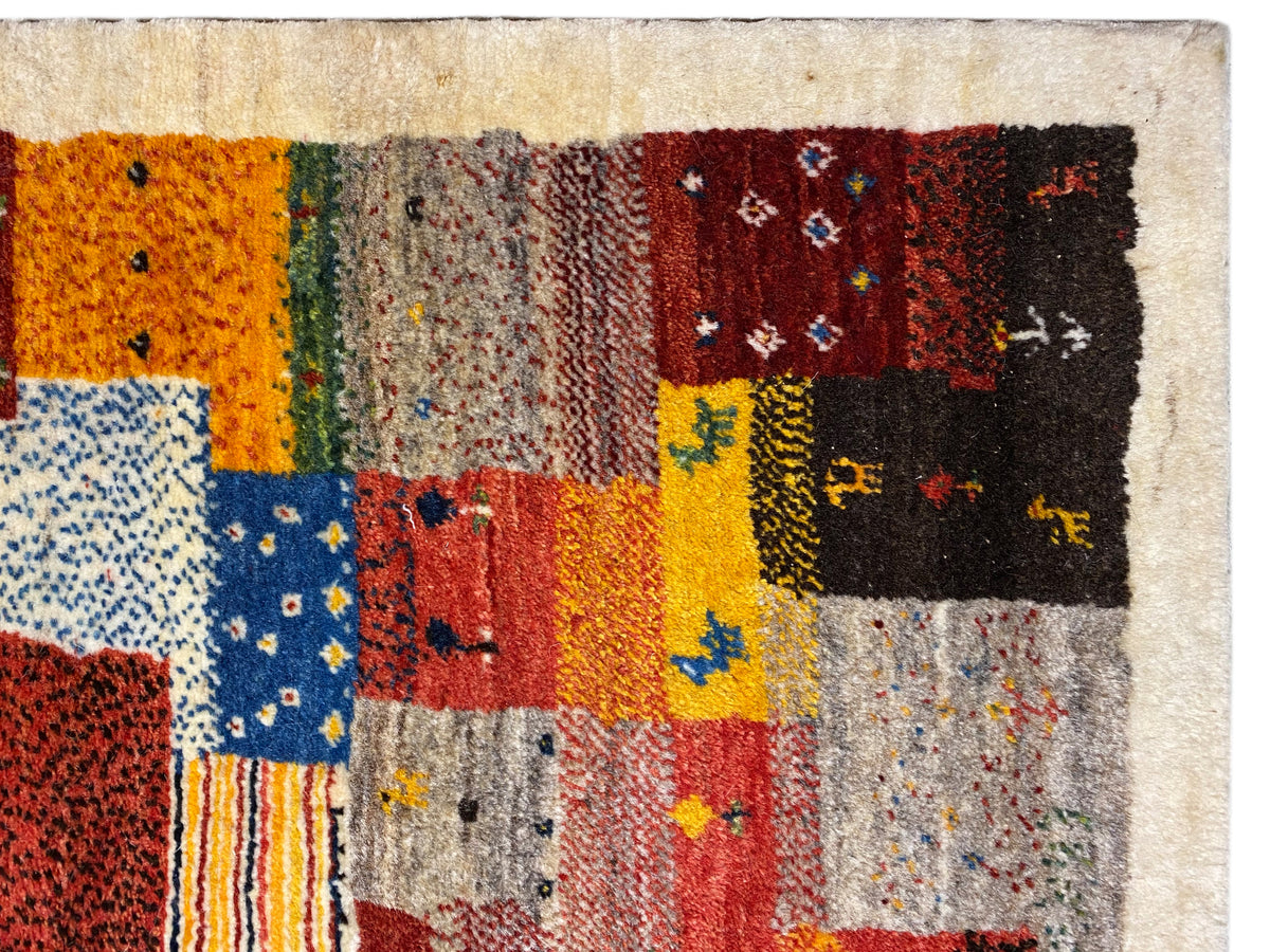 Gabbeh Luri-Teppich 145x105 cm Nahaufnahme: orange, gelbe und blaue Patchworkfelder