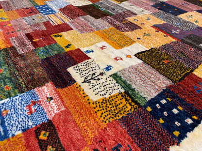Gabbeh Luri-Teppich 145x105 cm Nahaufnahme: bunte Quiltblöcke und helle Randkante