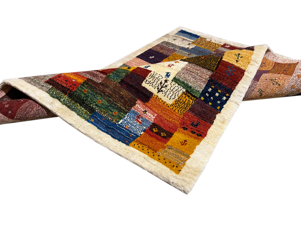 Gabbeh Luri-Teppich 145x105 cm diagonal drapiert mit Patchworkblöcken in Rot, Blau, Gelb
