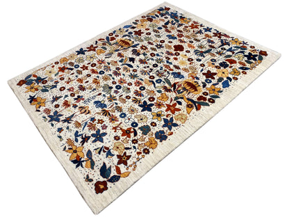 Eckansicht Teppich: mehrfarbiges Blumenmuster, helle Basis, klar konturierte Ornamente