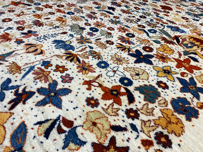 Nahaufnahme des Teppichmusters: viele kleine Blumen in Blau, Gelb, Rot und Braun