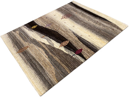 Teppich mit diagonalem Blick: dunkle Streifen, helle Zonen und bunte Ornamente