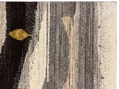 Nahansicht: Teppichoberfläche mit vertikalen Flächen in Schwarzbraun und Creme