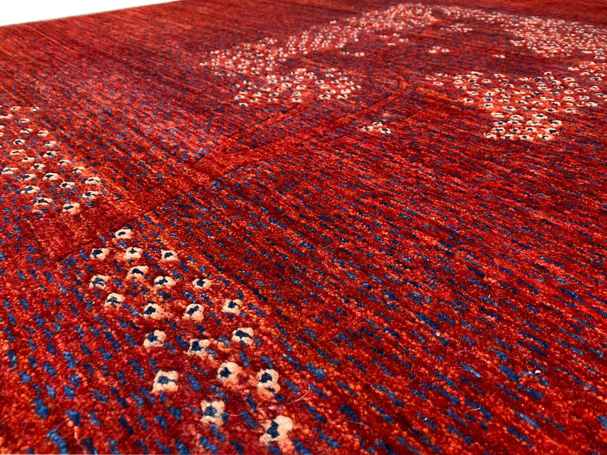 Roter Teppich Detail mit Bordüren-Anordnung und Medaillonmuster im Punktbild