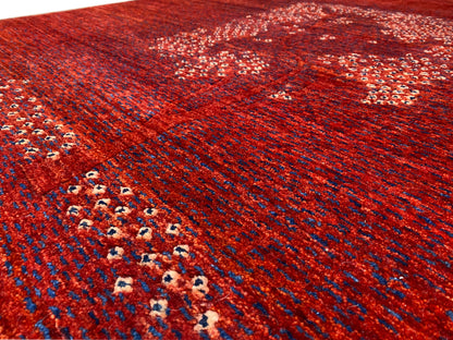 Roter Teppich Detail mit Bordüren-Anordnung und Medaillonmuster im Punktbild
