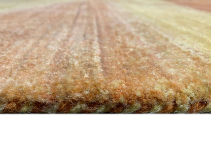Teppichdetail vom Flor: gleichmäßige goldgelbe Fasern mit leichter Textur