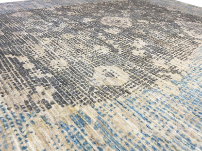Nahaufnahme der Teppichoberfläche mit blau-grauen Linien und Flecken