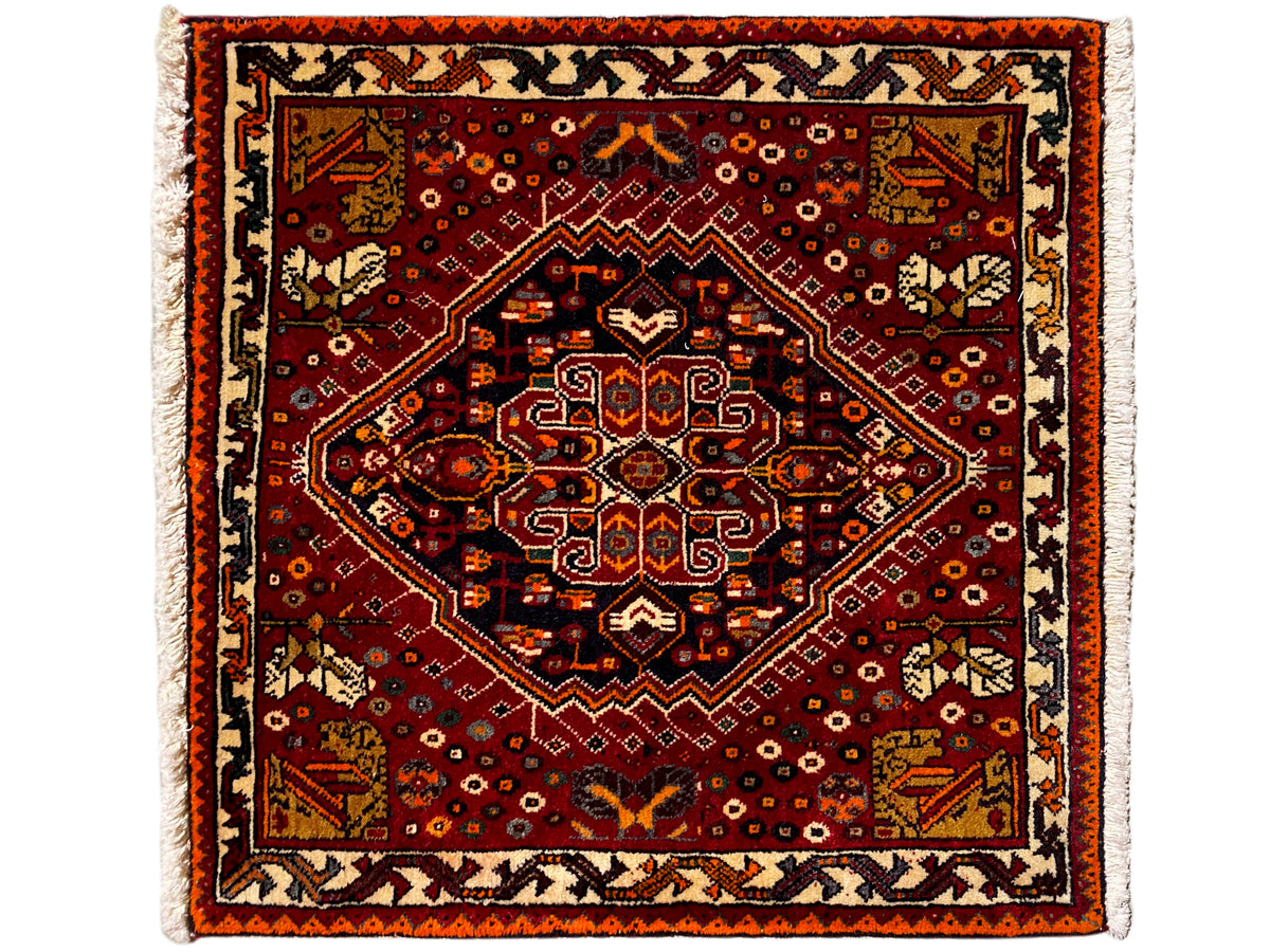 Poshti rug 60x60 cm, square ornamental pattern in red with a light border