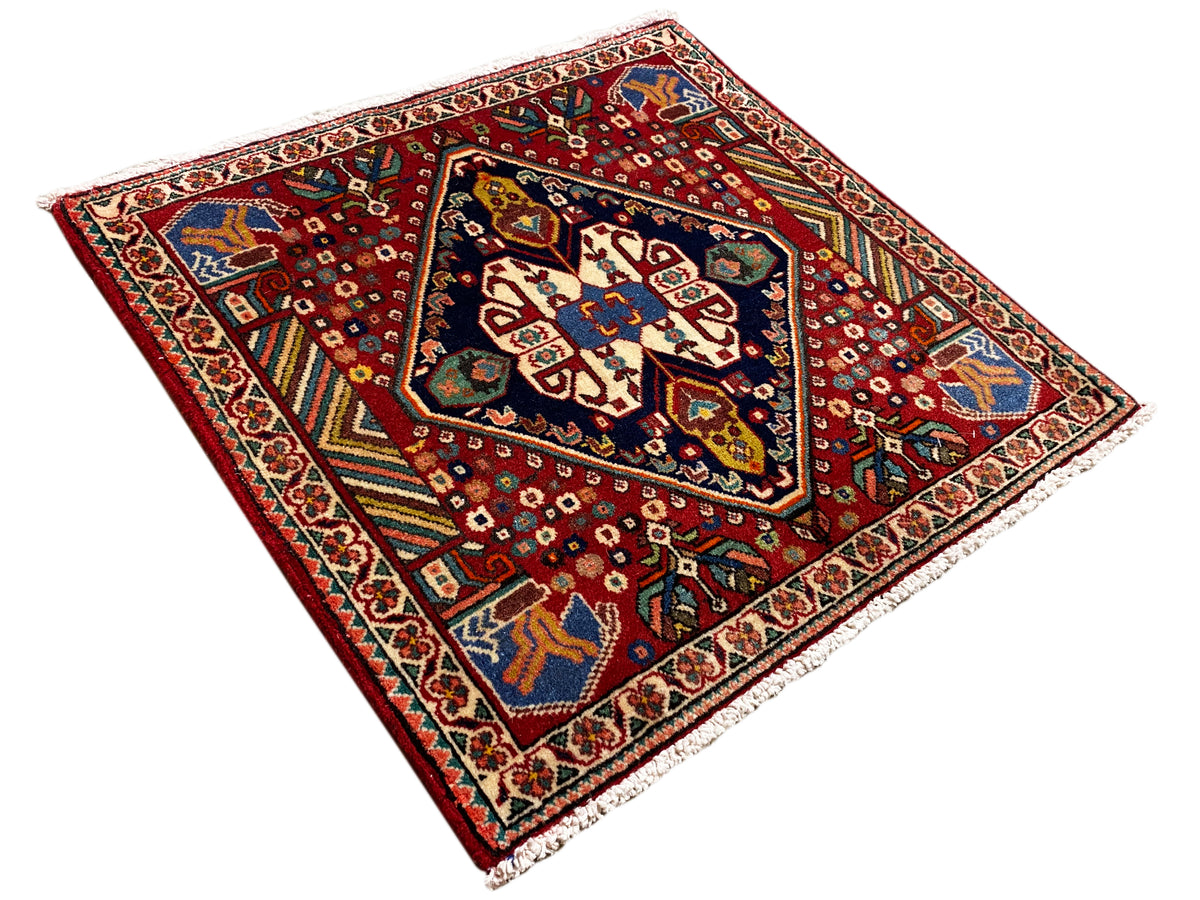 Rug 66x62 cm: diagonal view of the medallion with decorative border and fringe