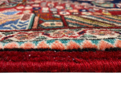 Carpet edge: short pile along the edge with red trim and multicolored threads
