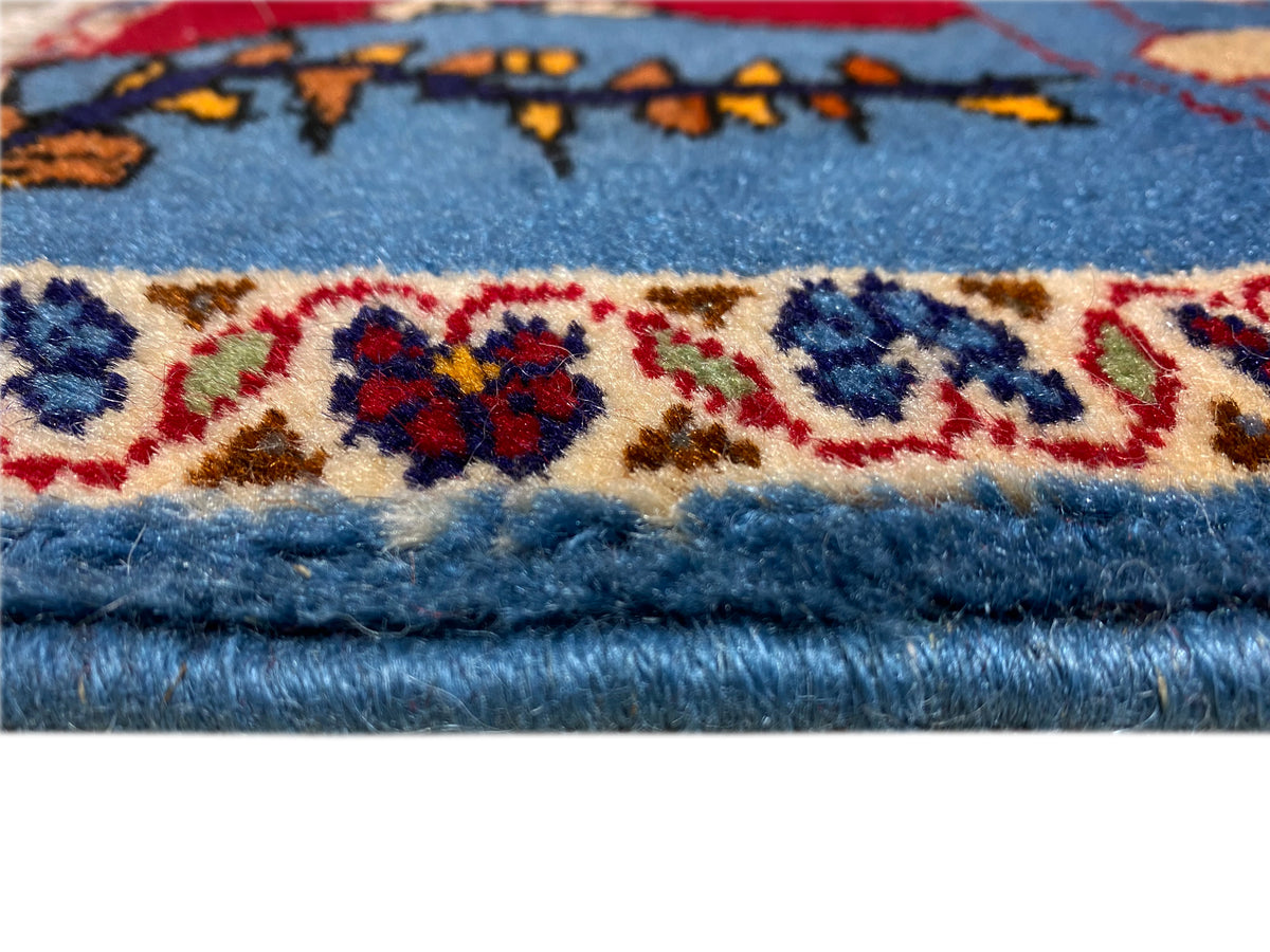 Poshti rug 65x63 cm close-up at the edge: border and white fringes