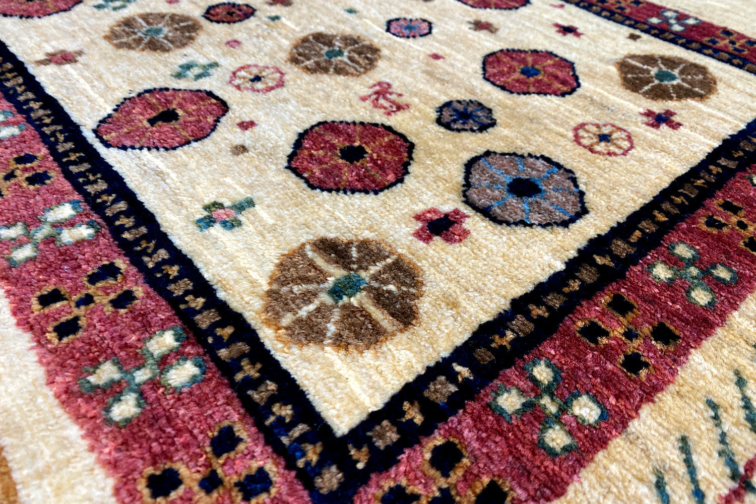 Qashqai Exklusiv 303649 - (90x79cm) - German Carpet Shop