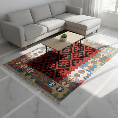 Wohnzimmer Qashqai Kelim aus handversponnener Naturwolle in Rot und Schwarz im Tribal Stil