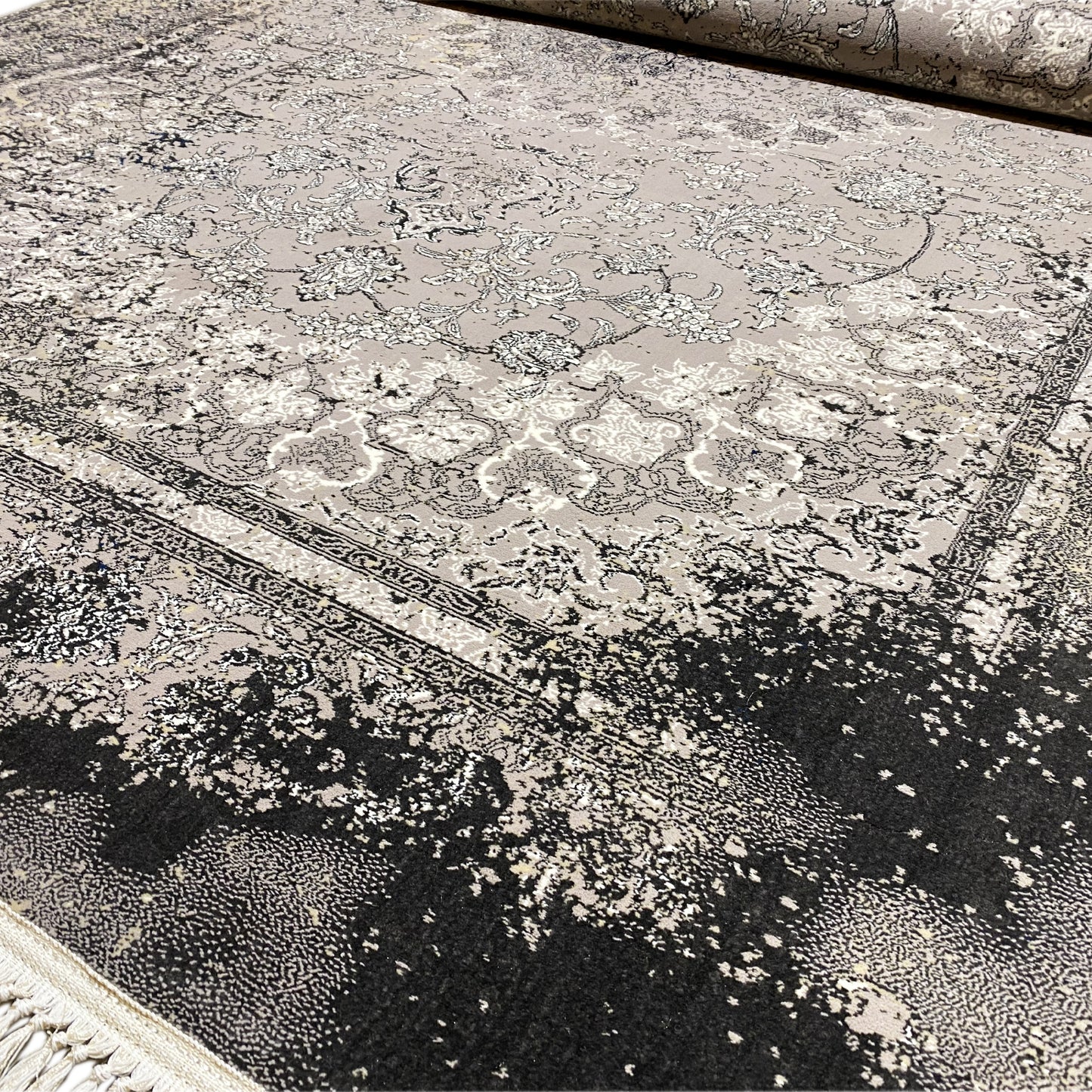 Pflegeleichter maschinengefertigter Teppich, grau schwarz Polypropylen, Used-Look Medaillon, Familienzimmer.