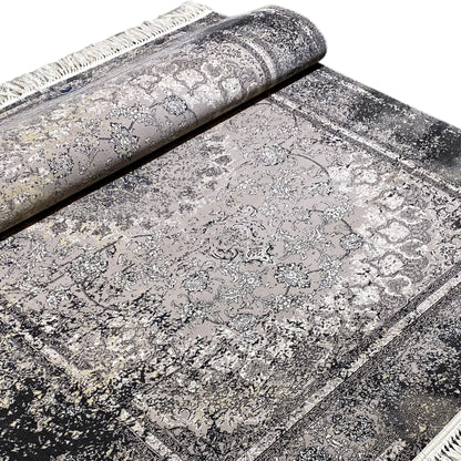 Großer Flächenteppich, 160x230 cm Größe, maschinengefertigt, Dunkelgrau mit Vintage-Akzenten in Schwarz.