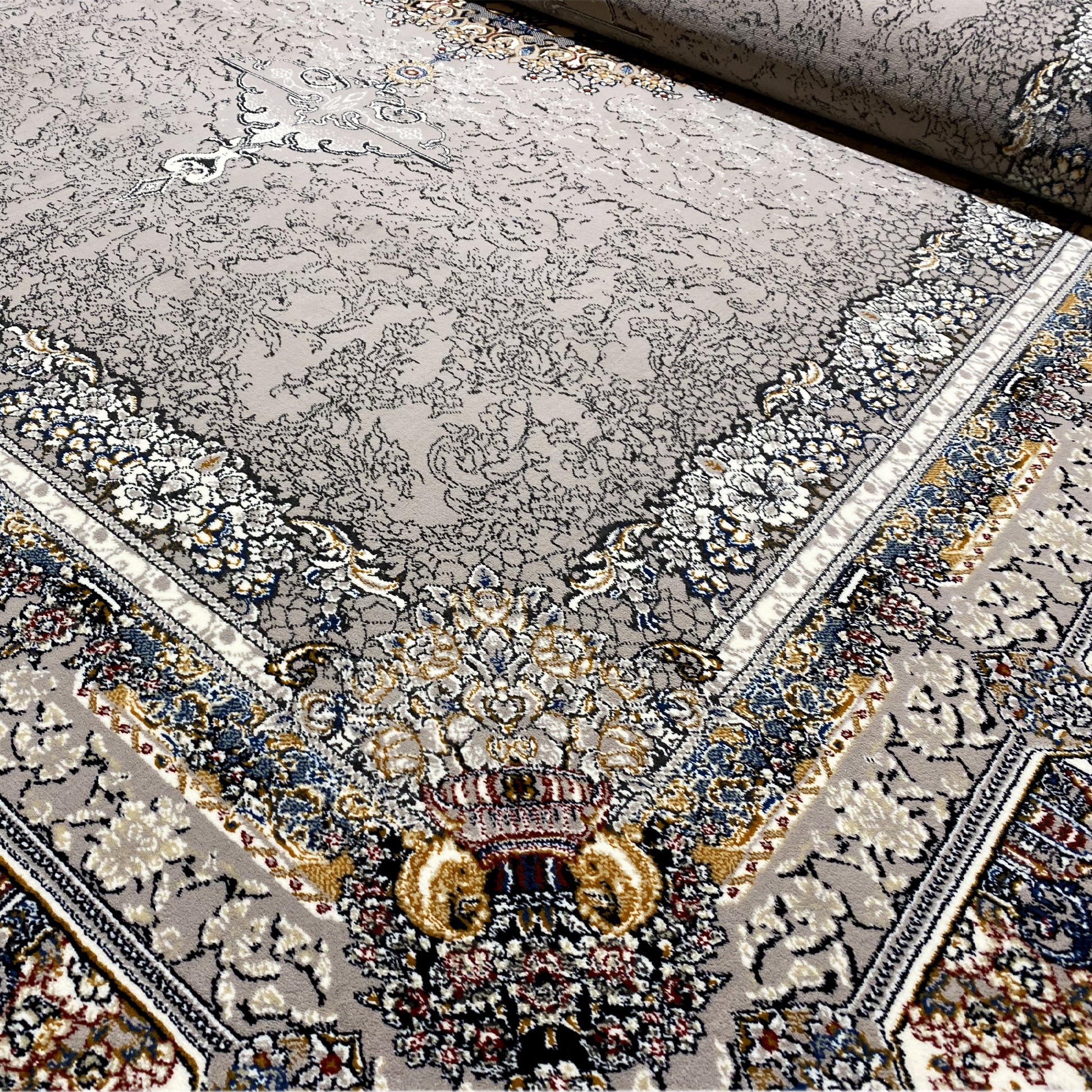 Orientalisch inspirierter Teppich 160x230cm in Anthrazit-Beige mit detailreicher Bordüre, maschinell gewebt.