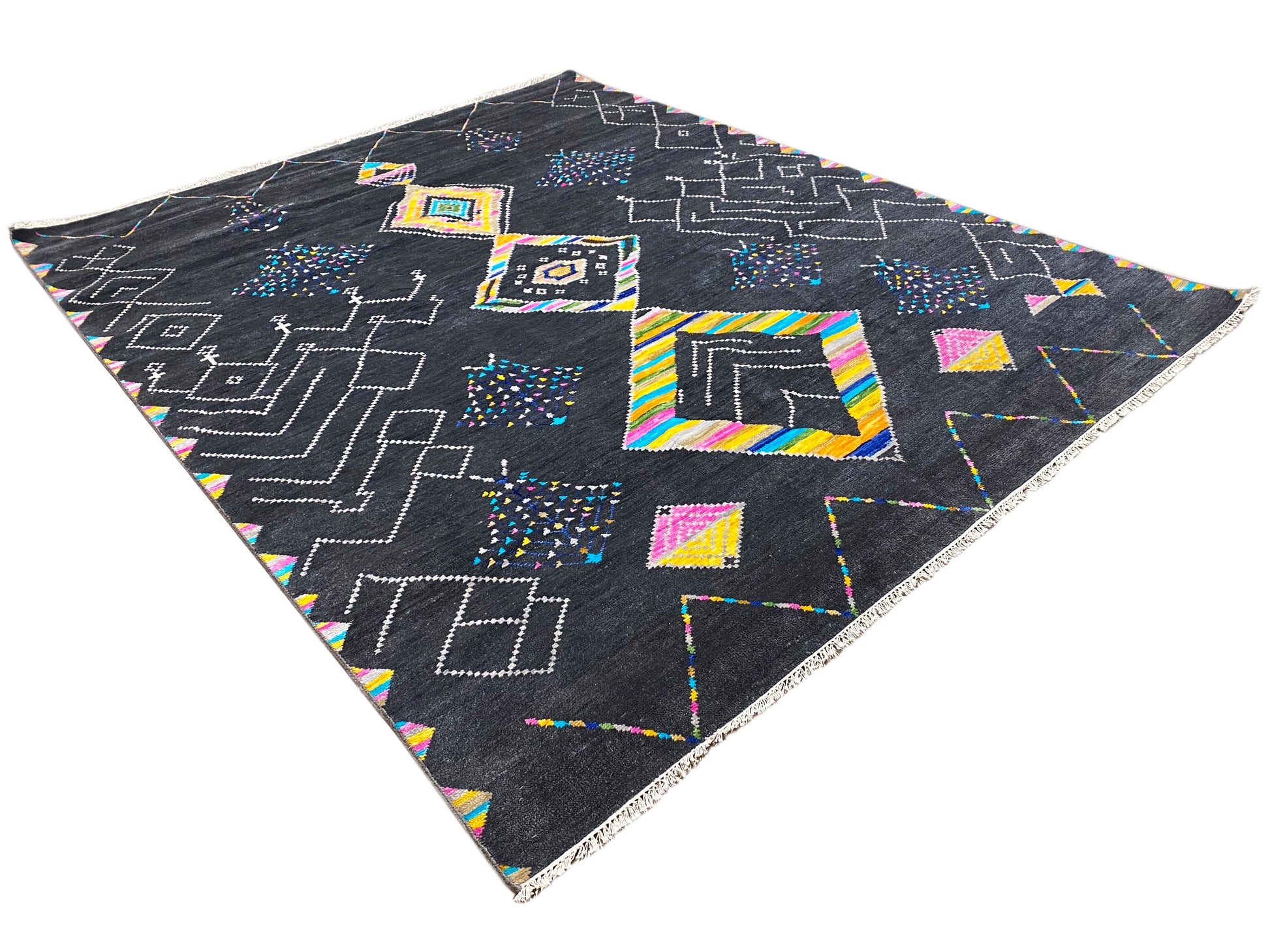 Schwarzer Boho Teppich mit farbigen Akzenten