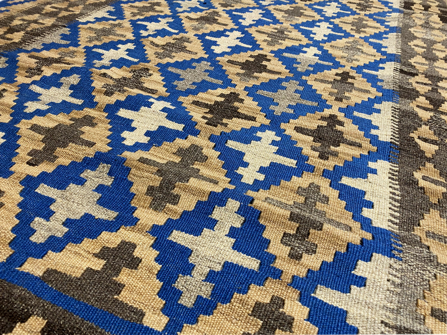 Naturfaser Kelim Teppich im Ethno Look mit kräftigem Blau als Akzent