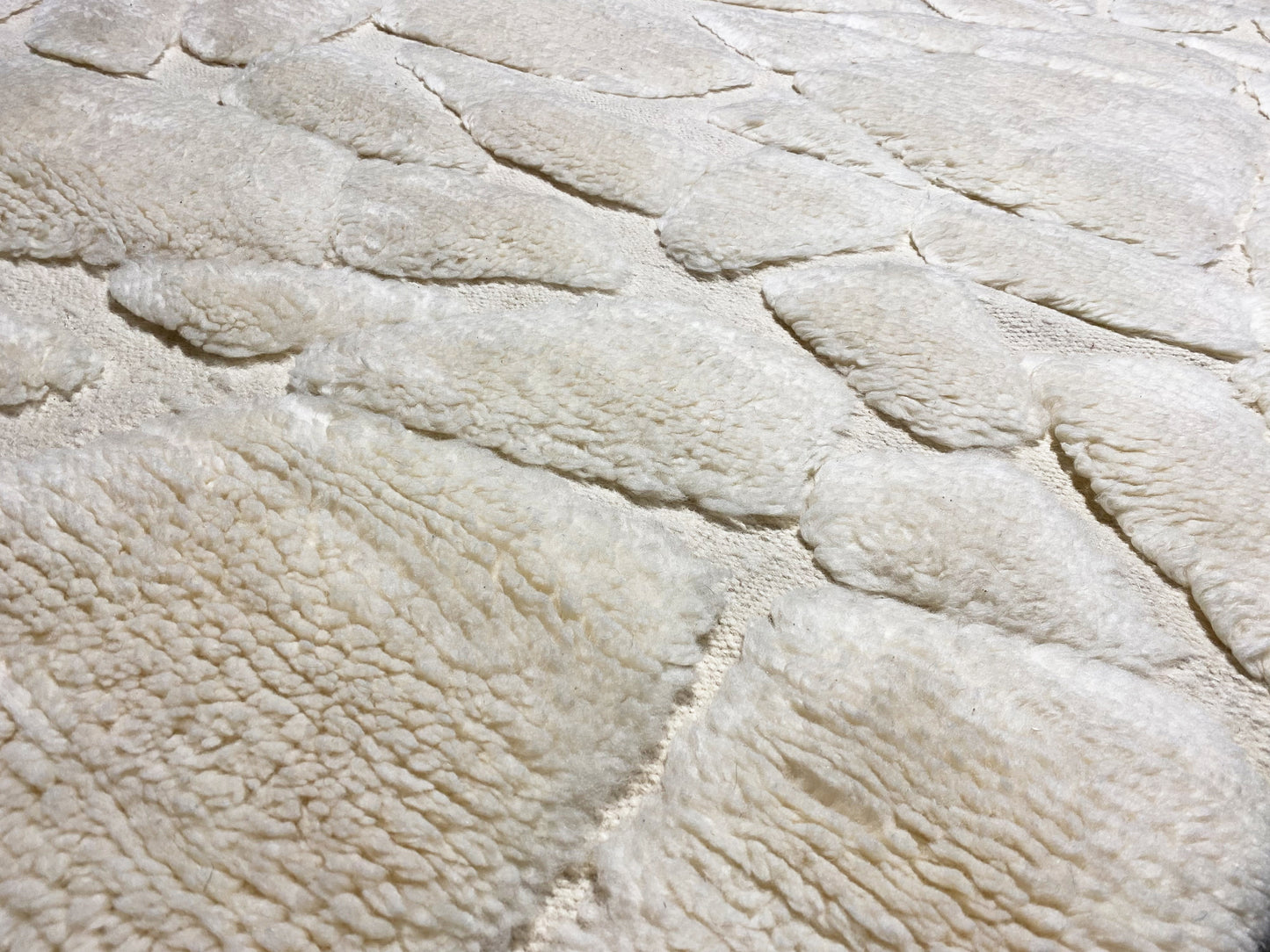 Großer Berberteppich in Creme mit organischem Design