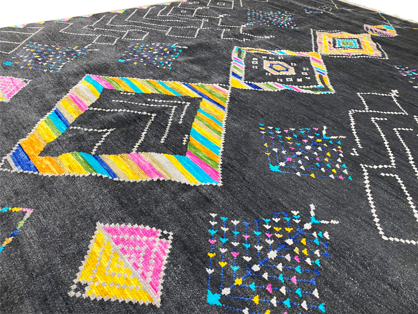 Handgemachter Teppich mit abstraktem Ethno Muster