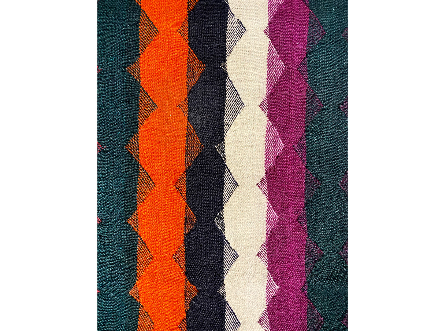 Handgefertigter Teppich in leuchtenden Farben