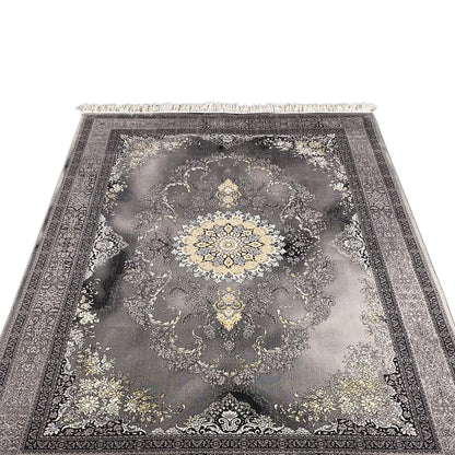 Ein grauer gewebter Teppich, der Behaglichkeit im Wohnzimmer schafft