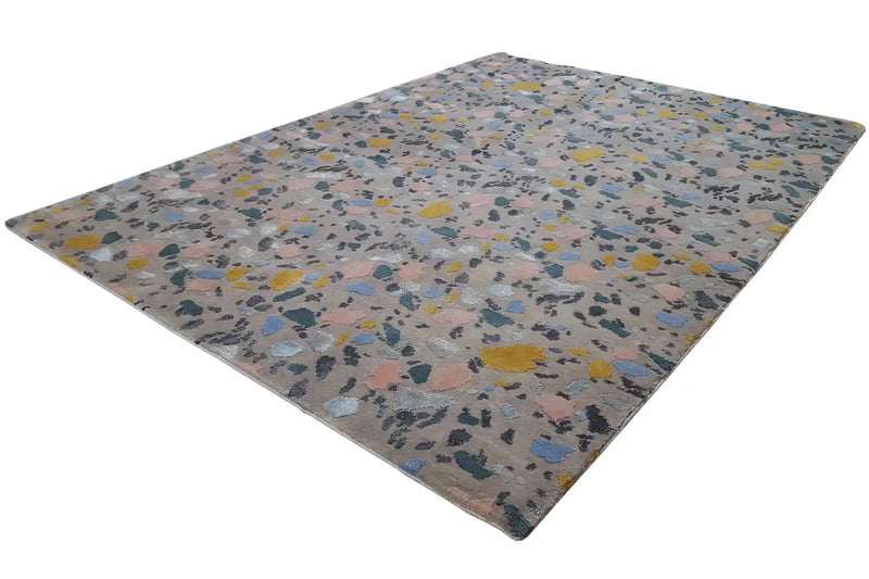  Dieser schöne Designerteppich mit verschiedenen farbigen Punkten hat eine Knotendichte von Ca. 160000 Knoten/qm.