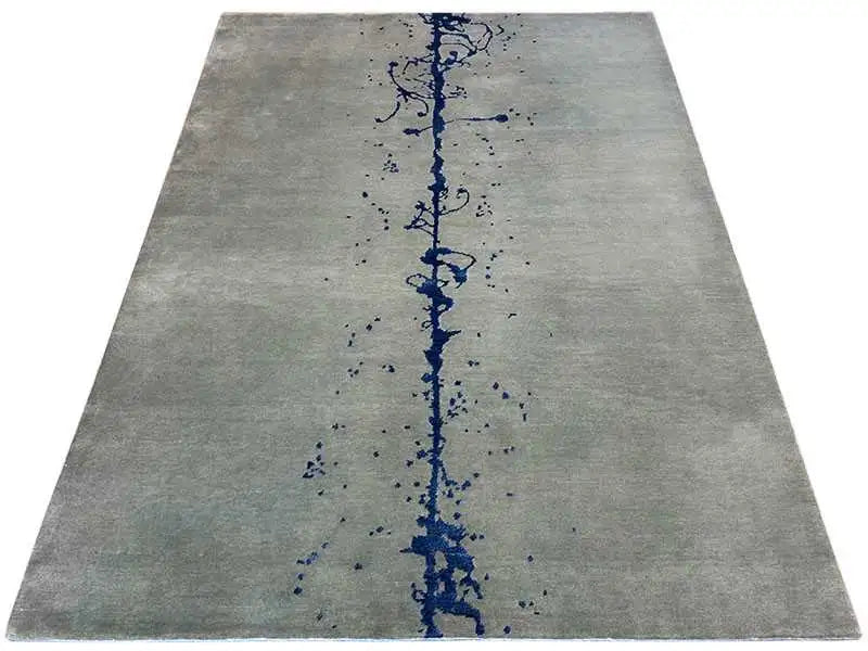 Un magnifique tapis design de Pascal Walter, de couleur grise avec des rayures d'encre sur un fond blanc. 