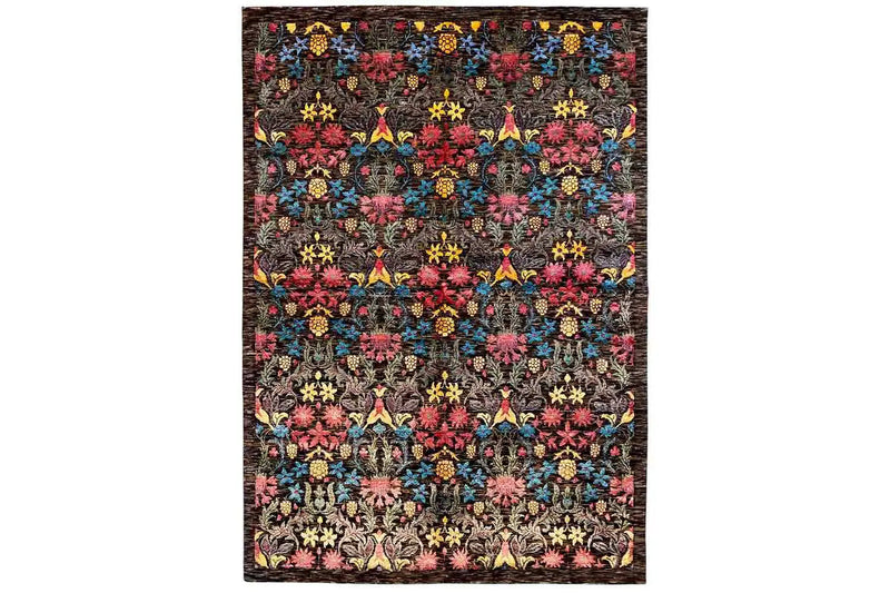 een veelkleurig designer tapijt met een bloemmotief.