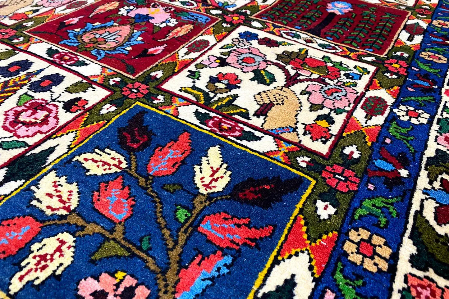 Bakhtiari - (137x102 cm) - German Carpet Shop