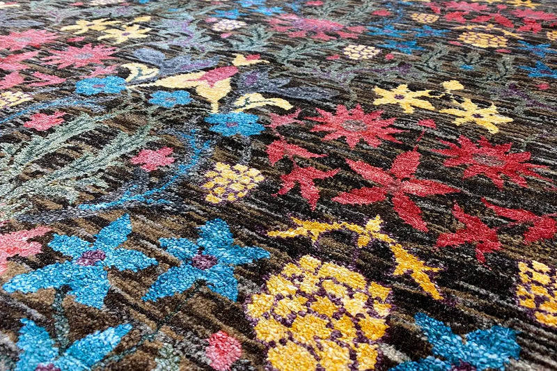  Dieser schöne mehrfarbige Designerteppich mit floralem Muster hat ein Gewicht von Ca. 18 (Achtzehn) Kilogramm.